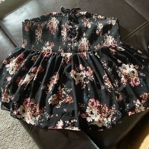 Women’s floral strapless top. Brand new no tags. No straps. Torrid brand